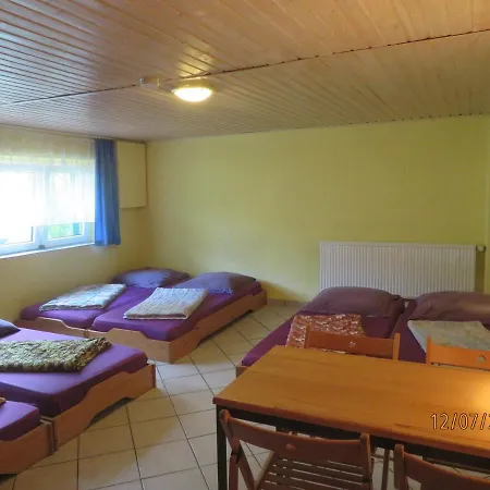 Хостел Waldhaus Am Ferienpark-mehrbett-gruppenzimmer Mit Waschbecken Миров
