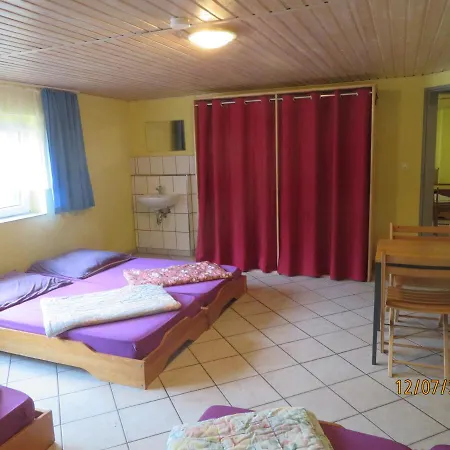 Хостел Waldhaus Am Ferienpark-mehrbett-gruppenzimmer Mit Waschbecken Миров