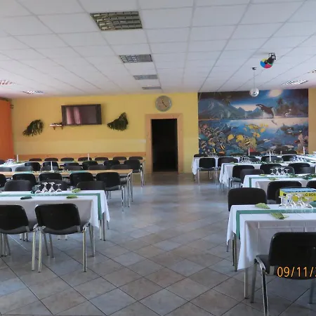 Waldhaus Am Ferienpark-mehrbett-gruppenzimmer Mit Waschbecken Миров