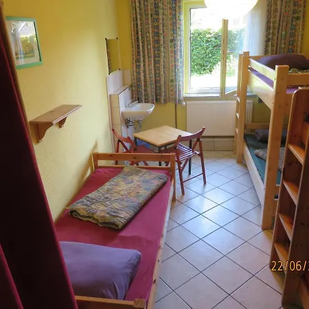 Waldhaus Am Ferienpark-mehrbett-gruppenzimmer Mit Waschbecken Хостел Миров