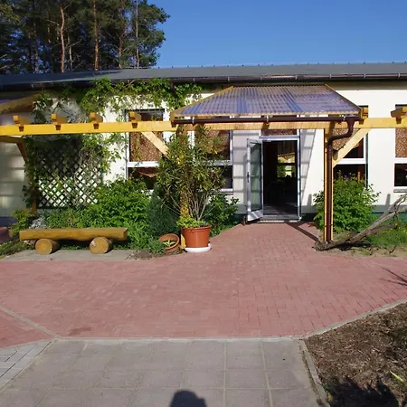Хостел Waldhaus Am Ferienpark-mehrbett-gruppenzimmer Mit Waschbecken Миров
