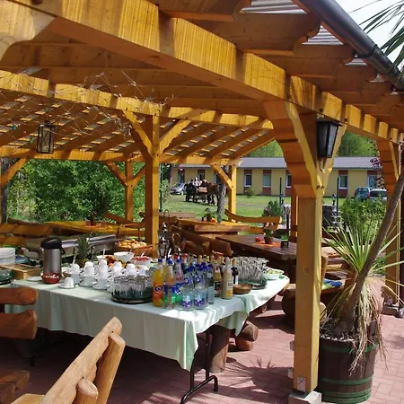 Waldhaus Am Ferienpark-mehrbett-gruppenzimmer Mit Waschbecken Миров
